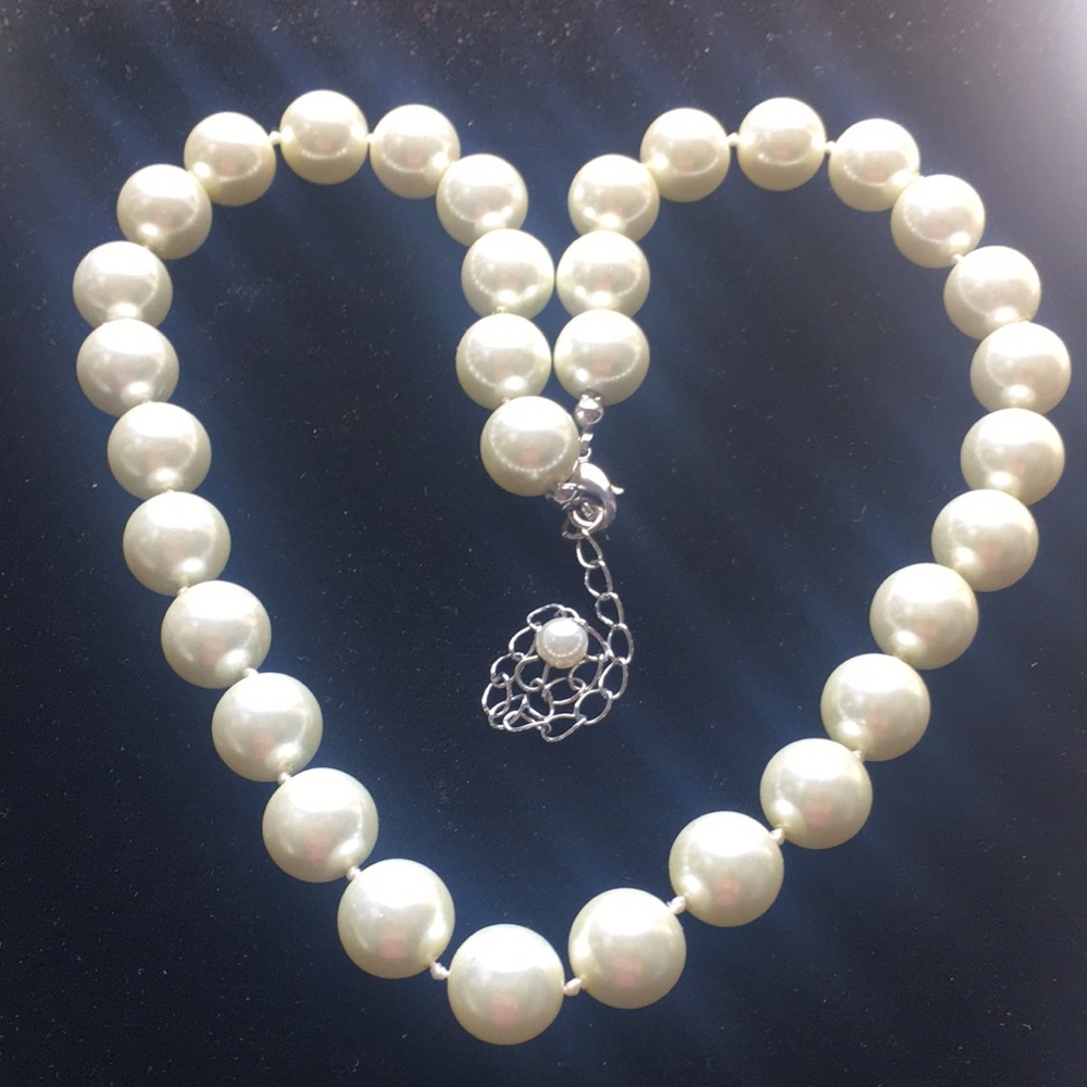 ⬛️Silvery White Pearl Shell Necklace Hand Knotted 18 inches